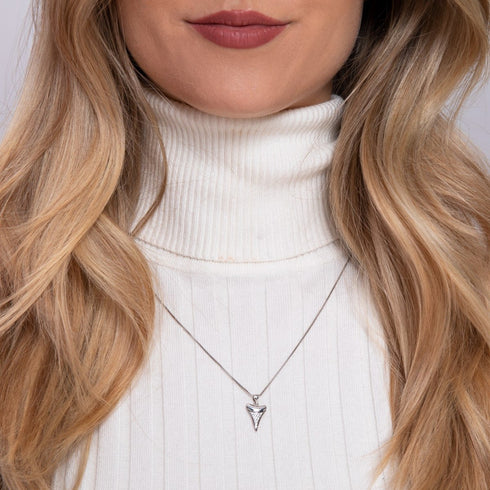 Haifischzahn-Halskette mit Unendlichkeitsverschluss von Lauren Howe | 925er Sterlingsilber | Kristall
